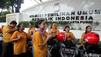 Sebagian emak-emak para pendukung OSO duduk santai di atas sepeda motor yang mereka bawa di depan gedung KPU.
