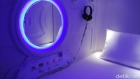 Di dalam kapsul, traveler bisa merasakan kenyamanan menginap. Selain bantal dan selimut, kapsul ini juga dilengkapi WiFi. (Wahyu/detikTravel)