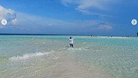 Pasir Timbul pun juga tidak luput dari daftar kunjungannya (smindrawati/Instagram)  