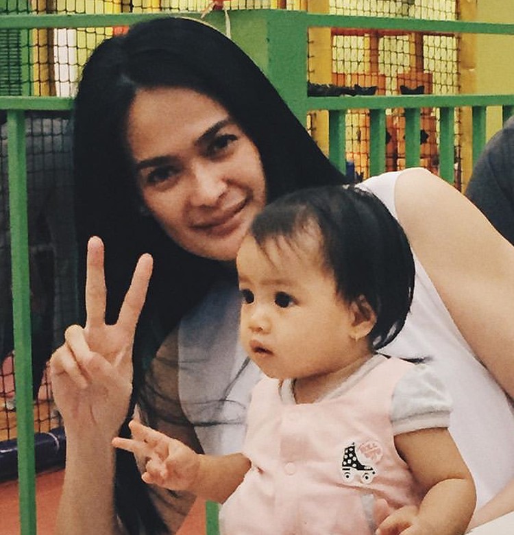 Potret Kehangatan Donna Harun Bersama Cucu Tercinta