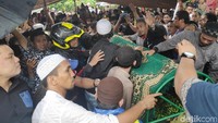 Ustaz Maulana ditinggal selama-lamanya oleh sang istri, Nuraliyah. Foto: Muhammad Taufiqqurahman/detikHOT