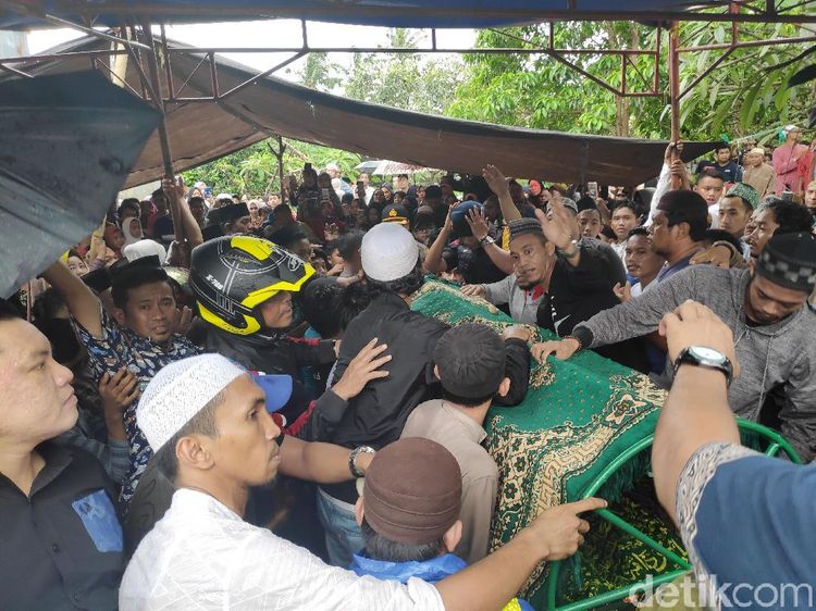Ribuan Orang Lepas Kepergian Istri Ustaz Maulana