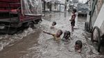 Banjir Rob, Anak-anak Tidak Peduli yang Penting Senang