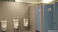 Hotel kapsul ini dilengkapi dengan kamar mandi yang bersih dan terpisah antara pria dan wanita. Ada 17 bilik shower dan 12 toilet yang bisa dipakai traveler. (Wahyu/detikTravel)
