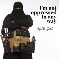 Di pinggangnya, ia memakai celemek berisi peralatan gunting rambut khas hairdresser. Peralatan tersebut terlihat seperti senjata yang keren. Netizen pun menyebutnya sebagai ninja. Foto: Instagram/NatashaSomalia