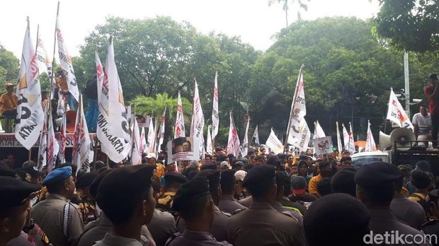  Demonstrasi massa kader Hanura di depan gedung KPU, Jl Imam Bonjol, Jakarta Pusat, Senin (21/1/2019)