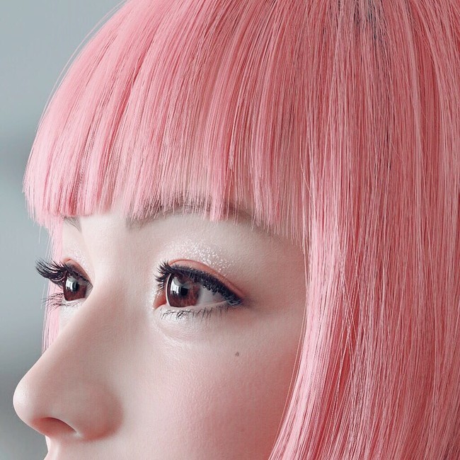 Seperti selayaknya wanita Jepang, model tersebut tampil seperti fashionista Tokyo. Imma terlihat edgy sekaligus kawaii dengan rambut pendek warna pink dan busana stylish. Foto: Instagram @imma.gram
