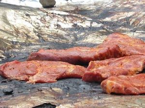 Cuaca Terik, Pria Ini Masak Steak di Mobil Pakai Bantuan Sinar Matahari