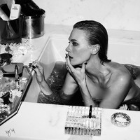 Penampilan super seksi dari aktris January Jones saat berendam di dalam bathtub ini merupakan bagian dari pemotretannya dengan majalah fashion dunia, Vogue. (Foto: Instagram)