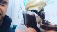 Dari foto ini tergambar kalau McAvoy mengakui kelezatan rasa cupcake. Sampai-sampai ia menuliskan rasanya yang enak dengan paduan whiskey dan Baileys. Foto: Instagram jamesmcavoyrealdeal