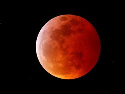 Keren! Penampakan Gerhana Bulan Serigala di Seluruh Dunia