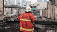Petugas pemadam kebakaran melakukan pendinginan di lokasi kebakaran di Tomang, Jakarta Barat.