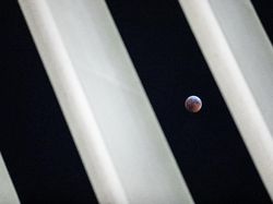 Keren! Penampakan Gerhana Bulan Serigala di Seluruh Dunia