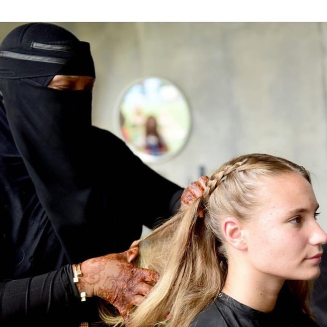 Ia pun meluncurkan buku berjudul Hair Care Under Hijab. Melalui buku ini ia berbagi ilmu merawat rambut untuk wanita berhijab. Sebuah buku yang jarang ditemukan di Amerika. Foto: Instagram/NatashaSomalia