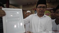 Anggota Tim Kampanye Nasional (TKN) Jokowi-Maruf, Zuhairi Misrawi memperlihatkan piagam deklarasi dukungan untuk pasangan capres-cawapres Joko Widodo-Ma’uf Amin.
