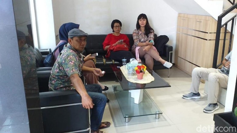 Datangi Mapolda Jatim, Keluarga Vanessa Angel Beri Dukungan Moril Datangi Mapolda Jatim, Keluarga Vanessa Angel Beri Dukungan Moril