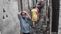 Sejumlah warga melihat kondisi pemukiman yang mengalami kebakaran di kawasan Jalan Tomang Utara, Jakarta Barta, Senin (21/1).
