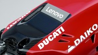 Kini tak ada lagi kombinasi warna merah, putih, dan abu-abu di motor seperti tahun lalu. Warna merah digunakan secara menyeluruh, kecuali pada tulisan iklan dan sponsor (www.ducati.com)