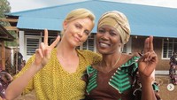 Sama seperti Jolie, ia juga menjadi salah satu selebriti yang sangat perhatian dengan masalah sosial di negara lainnya, seperti di foto tersebut saat dirinya berada di Kongo. Dok. Instagram/charlizeafrica