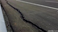 PT Pemalang Batang Toll Road (PBTR), anak usaha PT Waskita Toll Road menyatakan kerusakan yang terjadi pada kemiringan/kelandaian (slope) jalan tol diakibatkan curah hujan yang tinggi dan membuat air meluap hingga menggerus jalan.