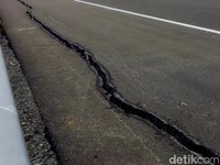 Fakta di Balik Rusaknya Jalan Tol yang Baru Diresmikan Jokowi