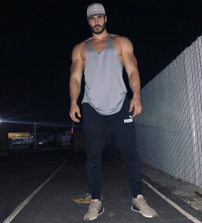 Danny Jones berusia 31 tahun dan berasal dari Southern California. Ia kerap memamerkan tubuh kekarnya di media sosial, terutama Instagram. Foto: Instagram@dannyjonesfitness