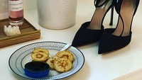 Sebelum menjalani rutinitas yang padat, Charlize memilih sarapan dengan mini pancake dan caviar sebagai toppingnya. Foto: Instagram @charlizeafrica