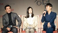 Para pemain pun bercerita bahwa mereka menemukan hal baru kala proses syuting, ada banyak ketakutan tentunya melihat mereka harus beradu akting dengan para zombie. Dok. Netflix