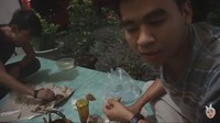 Arif yang tinggal di Binjai bersahabat dengan komika Indra Jegel. Keduanya beserta pasangan masing-masing sempat makan malam bareng. Mereka terlihat melahap pecel ayam. Foto: YouTube Arif Muhammad
