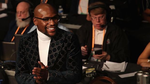 Floyd Mayweather Jr. ketika menyaksikan pertarungan Manny Pacquiao vs Adrien Broner.