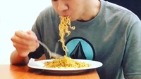 Selain ayam goreng, Arif juga doyan mie goreng. Lihat aja seberaba lahap ia memakan mie itu. Foto: Instagram arifmuhammaddd_