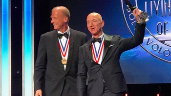 Bezos terlihat bahagia kala mendapat penghargaan Jeff Bezos Freedoms Wings Award. Ia dianggap berjasa dengan mendirikan Blue Origin, perusahaan yang saat ini sedang merintis penerbangan wisata ke luar angkasa. Foto: Instagram