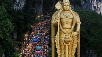 Ratusan orang Tamil memenuhi kuil Hindu, Batu Caves, Kuala Lumpur, Malaysia. Mereka berkumpul untuk memperingati festival Thaipusam yang diselenggarakan tiap minggu terakhir di bulan Januari hingga awal Februari tergantung keselarasan yang terjadi antara bumi, bulan, dan matahari.