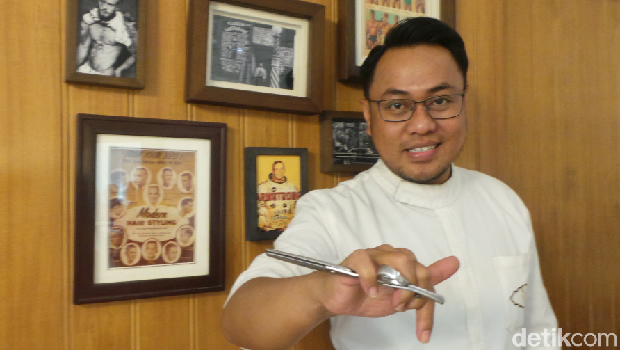 Tentang Herman, Tukang Cukur Rambut Jokowi di Garut yang Disorot Lawan