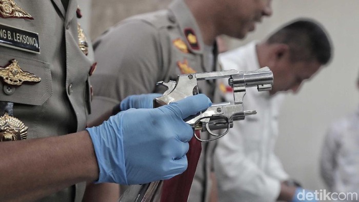 Satuan Reskrim Polres Pelabuhan Tanjung Priok membongkar lapak jual-beli air gun ilegal via medsos. Para pelaku dan barang bukti ditunjukkan.
