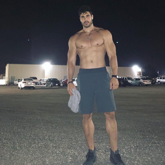 Seperti dikutip dari Monagiza, Danny Jones mengatakan kalau sejak kecil gaya hidupnya memang sudah aktif. Ia hobi main basket dan bergabung dalam tim atletik. Maka tidak heran jika kini tubuhnya sangat atletis. Foto: Instagram@dannyjonesfitness