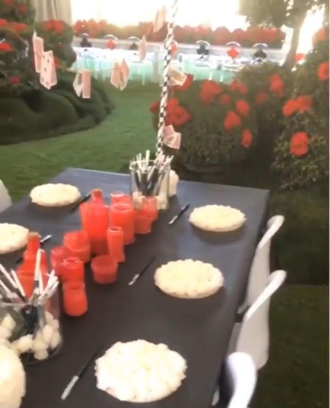 Ada meja kreasi lain untuk membuat bunga mawar. Foto: Instagram