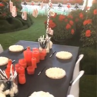 Ada meja kreasi lain untuk membuat bunga mawar. Foto: Instagram