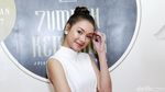 Pesona Caitlin Halderman dengan Dress Putih