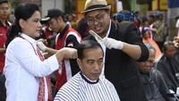 Saat memotong rambut Jokowi, Herman sempat mendapat arahan dari istri Jokowi, Iriana. Iriana terlihat terus berada di samping Jokowi. Dia terlihat duduk tak jauh dari sisi Jokowi yang sedang dipangkas. Iriana juga terlihat memberi arahan kepada Herman soal gaya rambut Jokowi. (Foto: ANTARA FOTO/Puspa Perwitasari)