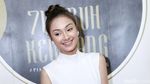 Pesona Caitlin Halderman dengan Dress Putih