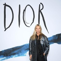Meski sudah jarang muncul di catwalk, supermodel senior Kate Moss masih eksis di berbagai perhelatan fashion. Pekan lalu, model terkenal dari era 1990an ini muncul di fashion show koleksi busana pria Dior untuk Fall 2020 di Paris Fashion Week. Beberapa hari sebelumnya, tepatnya pada 16 Januari, Kate berulang tahun ke-45. (Foto: Pascal Le Segretain/Getty Images)
