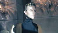 Aktris yang kerap menjadi cover majalah fashion itu ternyata punya kemiripan dengan Angelina Jolie. Dok. Instagram/charlizeafrica