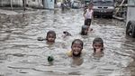 Banjir Rob, Anak-anak Tidak Peduli yang Penting Senang