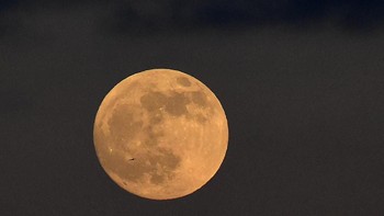 Penampakan bulan penuh di Wales. Foto: Reuters