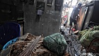 250 Rumah dari 3 RW terdampak akibat kebakaran tersebut. RW 11, RW 14 dan RW 15. Kalau di RW 11 ada 20 rumah, di RW 14 terdampak 200 rumah dan RW 15 ada 30 rumah.