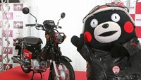Super Cub Kumamon akan hadir dalam varian 50 cc dan 110 cc, yang masing-masing diperkirakan berharga JPY 300.000 atau Rp 38 juta dan JPY 350.000 atau setara Rp 45 juta. Super Cub Kumamon akan diproduksi di pabrik Honda di Kumamoto, tepatnya di Kota Ozu. Foto: pool (Japantimes)