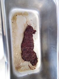 Cuaca Terik, Pria Ini Masak Steak di Mobil Pakai Bantuan Sinar Matahari