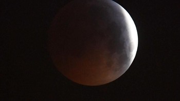 Penampakan yang kurang jelas juga terlihat di London, Inggris. Foto: Reuters