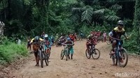 Sebagai salah satu upaya promosi wisata, pemerintah Kabupaten Polewali Mandar, menggelar kegiatan bersepeda dengan tema Cross Country Explore Polewali Mandar. (Abdy Febriady/detikTravel)